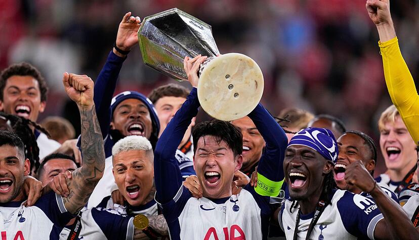 Kapitän Heung-Min Son bejubelt seine erste Trophäe mit Tottenham Hotspur. Kapitän Heung-Min Son bejubelt seine erste Trophäe mit Tottenham Hotspur.