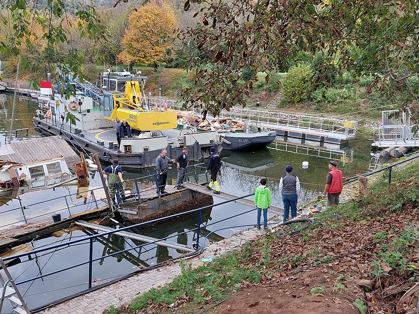Am Ende glückt die Bergung des Vereinsheims aus dem Neckar. Auf den Bootsverein Haßmersheim kommt mit Abriss und Entsorgung noch viel Arbeit zu.
