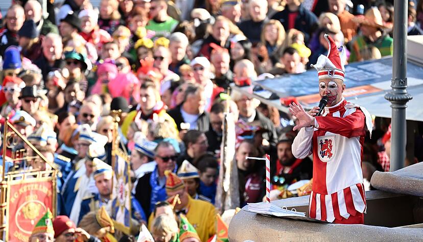 In D&uuml;sseldorf erwachte um 11.11 Uhr der Hoppeditz zum Leben.