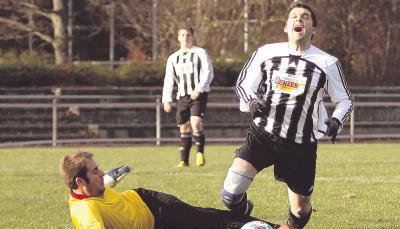 Nach diesem Foul des Bachenauer Torh&uuml;ters Patrick Krebs am Oedheimer Stefan Thomas, verwandelt Daniel Schwabe den f&auml;lligen Elfmeter zum 1:1.Foto: Bertok