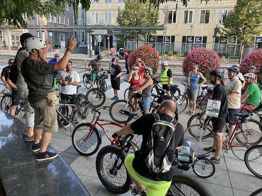 Nach mehreren Runden um den Flügelnussbaum am Heilbronner Stadtpark endet die Tour.