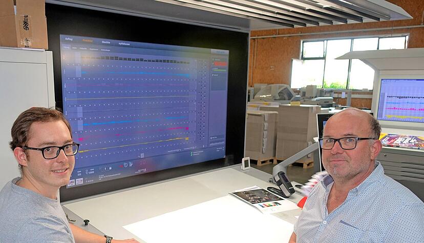 Trotz aller Technik ist Erfahrung gefragt. J&uuml;rgen Schweikert (rechts) und sein Neffe Maximilian Koch am Leitstand der gro&szlig;en Offsetdruckmaschine.
Christian Gleichauf