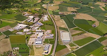 Nicht nur hohe Energiekosten werden die Firmen im Gewerbepark Hohenlohe 2023 beschäftigen − auch die Preise fürs Wasser steigen.
Foto: Archiv/privat Nicht nur hohe Energiekosten werden die Firmen im Gewerbepark Hohenlohe 2023 beschäftigen − auch die Preise fürs Wasser steigen.
Foto: Archiv/privat