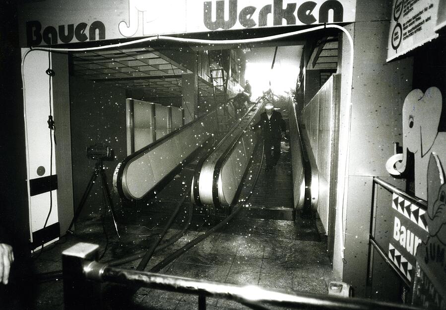 19.06.1985: Über diese Rolltreppe und durch die Betondecke bahnt sich das Löschwasser einen Weg ins Erdgeschoß.