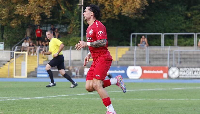 Cristian Giles Sanchez entscheidet mit seinem Doppelschlag das Derby beim VfR Heilbronn für Türkspor Neckarsulm. Cristian Giles Sanchez entscheidet mit seinem Doppelschlag das Derby beim VfR Heilbronn für Türkspor Neckarsulm.