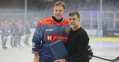 Thore Weyrauch bei der offiziellen Verabschiedung mit Sportdirektor Martin Jiranek. Der St&uuml;rmer wechselt in die DEL2 zu den W&ouml;lfen Freiburg.