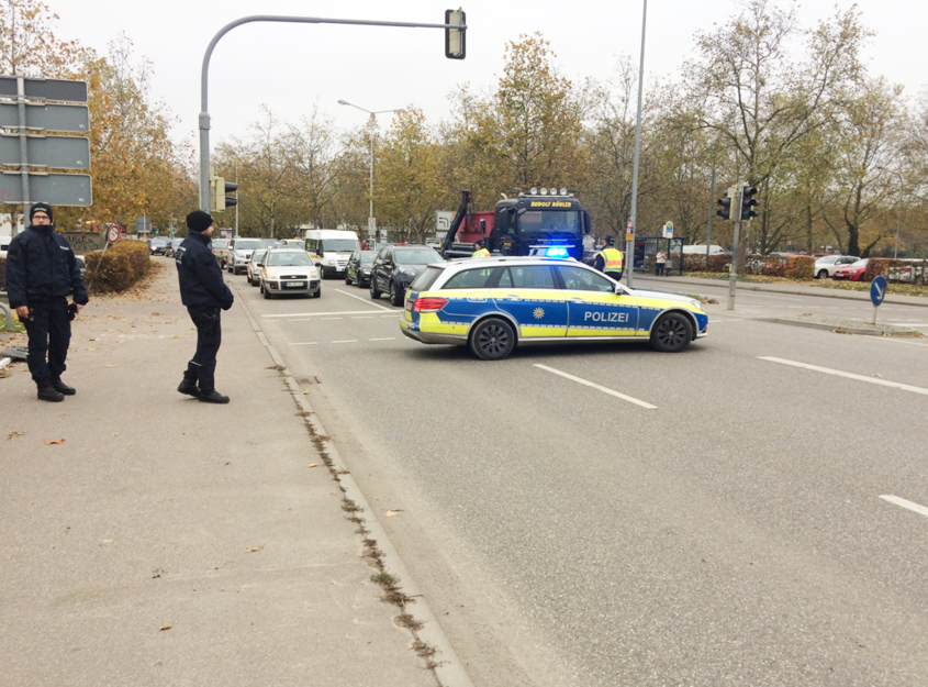 In Heilbronn sperrte die Polizei kurzzeitig die Otto-Konz-Brücke ab, während der Castor-Transport passierte. In Heilbronn sperrte die Polizei kurzzeitig die Otto-Konz-Brücke ab, während der Castor-Transport passierte.