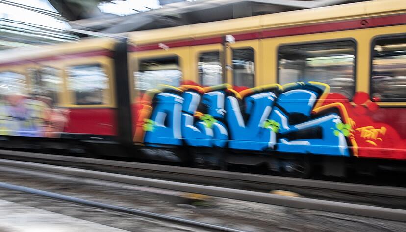 Eine mit Graffiti besprühte S-Bahn fährt aus dem Berliner Ostbahnhof. Eine mit Graffiti besprühte S-Bahn fährt aus dem Berliner Ostbahnhof.