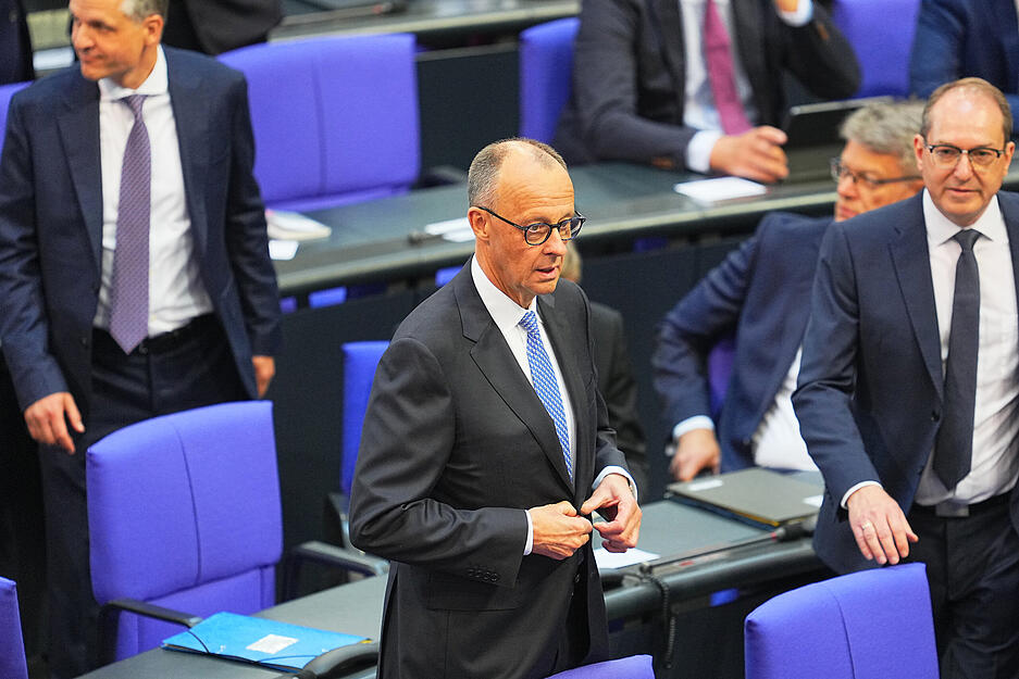 Friedrich Merz (CDU, Mitte) ist bei der Kanzlerwahl im Bundestag im ersten Wahlgang durchgefallen.