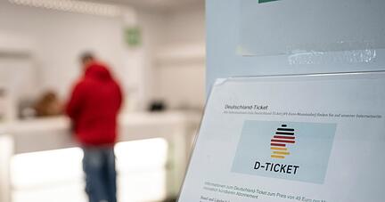 Ein Aushang für das Deutschland-Ticket in einem Kundenzentrum.