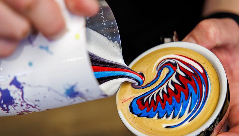 Herz im Milchschaum? Lieber ein buntes Muster.