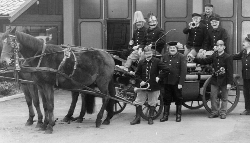 Blick ins Fotoarchiv: Der Festausschuss hat alte und neue Bilder für die Festschrift ausgesucht, um 150 Jahre Feuerwehr zu dokumentieren. Blick ins Fotoarchiv: Der Festausschuss hat alte und neue Bilder für die Festschrift ausgesucht, um 150 Jahre Feuerwehr zu dokumentieren.
