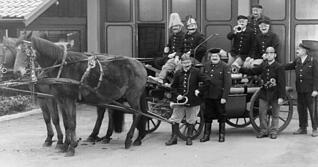 Blick ins Fotoarchiv: Der Festausschuss hat alte und neue Bilder f&uuml;r die Festschrift ausgesucht, um 150 Jahre Feuerwehr zu dokumentieren.