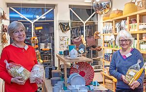 Im Weltladen in Flein bieten Dagmar Hauth (links) und Doris Thilo neben Produkten aus aller Welt auch regionale Spezialitäten wie Nudeln an. Im Weltladen in Flein bieten Dagmar Hauth (links) und Doris Thilo neben Produkten aus aller Welt auch regionale Spezialitäten wie Nudeln an.