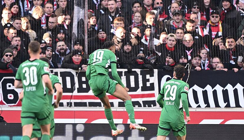 Nathan Ngoumou (M) beim Jubelsprung nach seinem Treffer.
