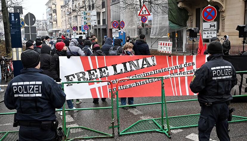 W&auml;hrend Sympathisanten bei der Verhandlung im Februar noch f&uuml;r einen Freispruch f&uuml;r Lina E. demonstrierten, ist bei der Verhandlung niemand mehr mit Bannern vor dem BGH.