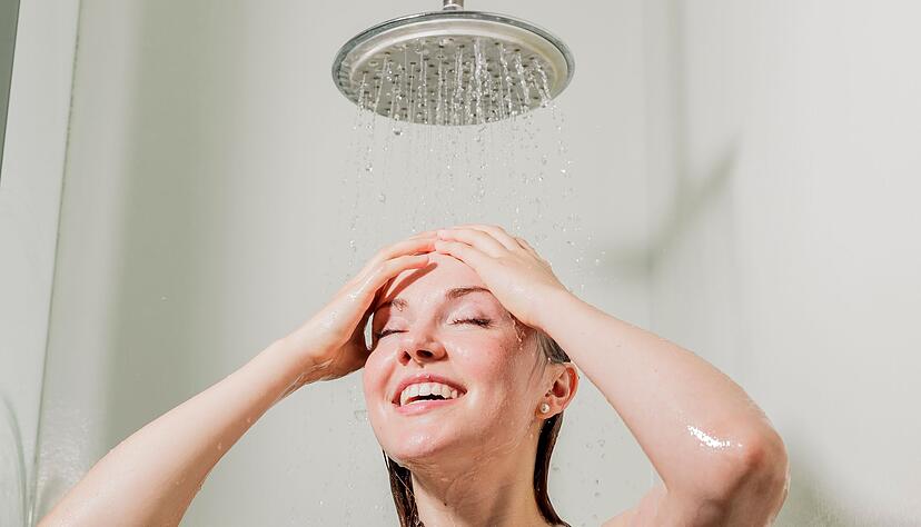 Wer bei Hitze duschen will, nimmt besser lauwarmes als kaltes Wasser - das schont den Kreislauf. Wer bei Hitze duschen will, nimmt besser lauwarmes als kaltes Wasser - das schont den Kreislauf.