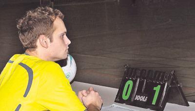 Nein, keine Ergebnisanzeige: Hier zählt der Schiedsrichter die Fouls beim Futsalturnier der A-Junioren.Fotos: Klaus Krüger Nein, keine Ergebnisanzeige: Hier zählt der Schiedsrichter die Fouls beim Futsalturnier der A-Junioren.Fotos: Klaus Krüger