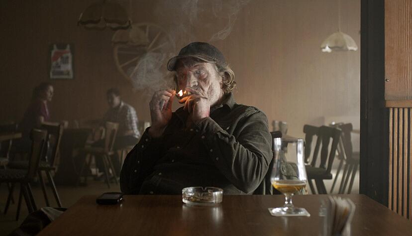 Rudolf Waldemar Brem, bekannt aus elf Fassbinder-Filmen, spielt in "Trash Detective" den Alkoholiker und selbsternannten Ermittler Uwe.
Foto: DOMAR Film GmbH Rudolf Waldemar Brem, bekannt aus elf Fassbinder-Filmen, spielt in "Trash Detective" den Alkoholiker und selbsternannten Ermittler Uwe.
Foto: DOMAR Film GmbH