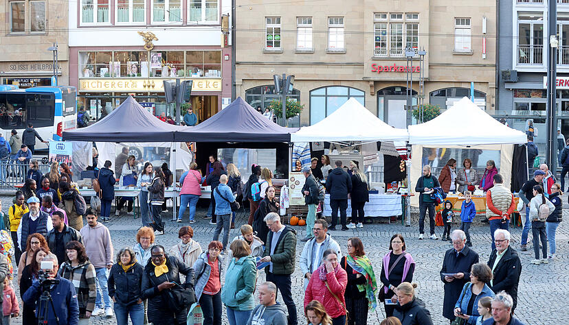 Am 2. Oktober fand die Lange Nacht der Demokratie in Heilbronn statt, unter anderem auf dem Marktplatz. Am 2. Oktober fand die Lange Nacht der Demokratie in Heilbronn statt, unter anderem auf dem Marktplatz.