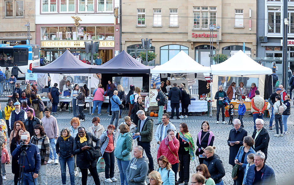Am 2. Oktober fand die Lange Nacht der Demokratie in Heilbronn statt, unter anderem auf dem Marktplatz. Am 2. Oktober fand die Lange Nacht der Demokratie in Heilbronn statt, unter anderem auf dem Marktplatz.