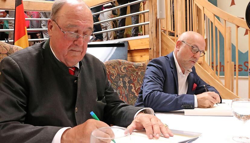 Alle wollen eine handsignierte Biografie: Wolfgang von Stetten und Autor Wolfgang Bok kommen mit Unterschreiben kaum nach.  
Fotos: Barbara Griesinger