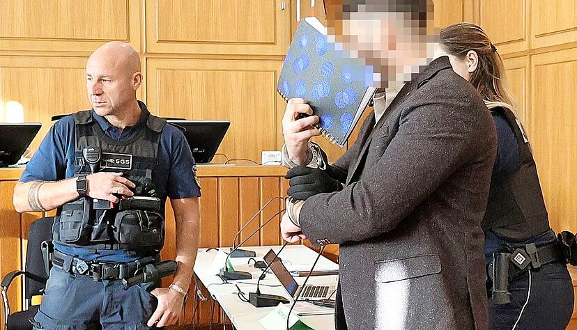 Die Vorwürfe gegen den Angeklagten wiegen schwer: Er soll einen Familienvater aus Schwäbisch Hall entführt und brutal gefoltert haben, um Schulden bei ihm einzutreiben.