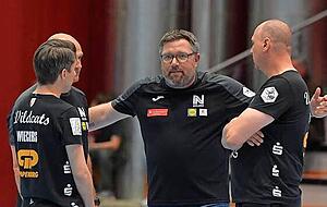 Die Trainerteams beider Mannschaften diskutierten Für und Wider einer Spielabsage. Thomas Zeitz (Zweiter von rechts) plädiert für eine Neuansetzung. Die Trainerteams beider Mannschaften diskutierten Für und Wider einer Spielabsage. Thomas Zeitz (Zweiter von rechts) plädiert für eine Neuansetzung.