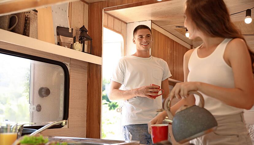 2022 erreichten die Buchungen für Caravan-Übernachtungen in Deutschland den Rekordwert 40 Millionen.
Foto: New Africa/stock.adobe.com 2022 erreichten die Buchungen für Caravan-Übernachtungen in Deutschland den Rekordwert 40 Millionen.
Foto: New Africa/stock.adobe.com