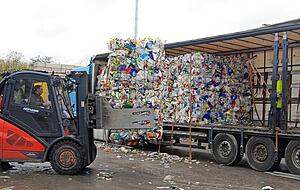 Zu Ballen gepresst werden jetzt schon sortierte Kunststoffe aus Walld&uuml;rn an Verarbeiter geliefert.
Fotos: Heiko Fritze