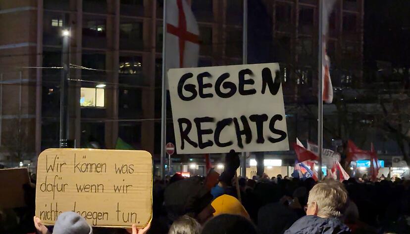 Deutschlandweit gehen Menschen bei Demonstrationen gegen Rechtsextremismus auf die Straße. Deutschlandweit gehen Menschen bei Demonstrationen gegen Rechtsextremismus auf die Straße.