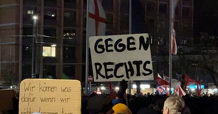 Nach Bekanntwerden des Treffens extremer Rechter in Potsdam gehen deutschlandweit Menschen auf die Straße - in Potsdam wollen auch die Behörden aktiv werden. Nach Bekanntwerden des Treffens extremer Rechter in Potsdam gehen deutschlandweit Menschen auf die Straße - in Potsdam wollen auch die Behörden aktiv werden.