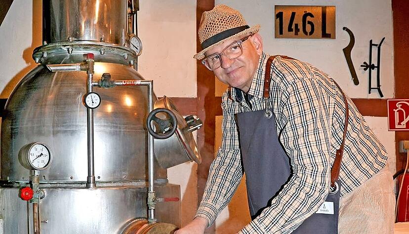 Tr&ouml;pfchen f&uuml;r Tr&ouml;pfchen Qualit&auml;t aus heimischen Traditionsobstsorten: Michael Schmieg aus Neuenstadt-Kochert&uuml;rn betreibt mit gro&szlig;er Leidenschaft eine Kleinbrennerei. Seine Br&auml;nde stehen bei Kennern hoch im Kurs.
 Foto: Ralf Seidel