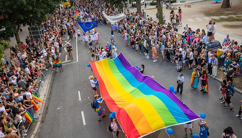 Zahlreiche Menschen haben im vergangenen Jahr an der Polit-Parade des Christopher Street Days (CSD) in der Stuttgarter Innenstadt teilgenommen. Zahlreiche Menschen haben im vergangenen Jahr an der Polit-Parade des Christopher Street Days (CSD) in der Stuttgarter Innenstadt teilgenommen.
