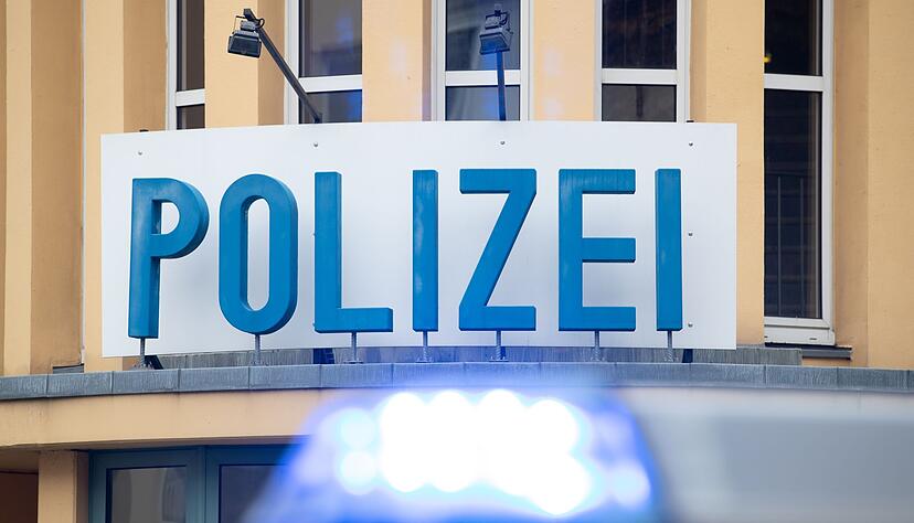 Ein&nbsp;Einsatzwagen der Polizei steht vor einer Dienststelle.