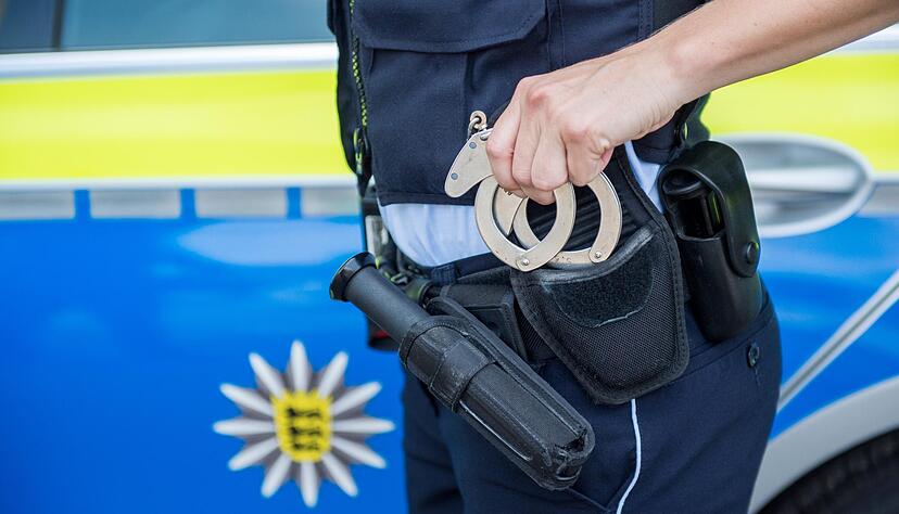 Die Tatverdächtigen im Alter von 18 und 19 Jahren wurden von der Polizei festgenommen. Die Tatverdächtigen im Alter von 18 und 19 Jahren wurden von der Polizei festgenommen.