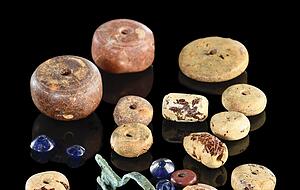 Aus dem frühalamannischen Grab stammen als Beigaben eine Kette aus farbigen Glas- und Bernsteinperlen und eine Gewandspange aus Bronze.
Foto: Yvonne Mühleis