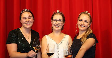 Die drei neuen Weinhoheiten: Königin Carolin Häußer (Mitte) mit den Prinzessinnen Birthe Meseke (rechts) und  Lisa-Marie Blatt.