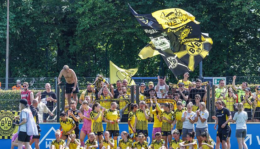 Auf die Frauen von Borussia Dortmund wartet bei ihrer Pokal-Premiere der FC Bayern München. (Archivbild)