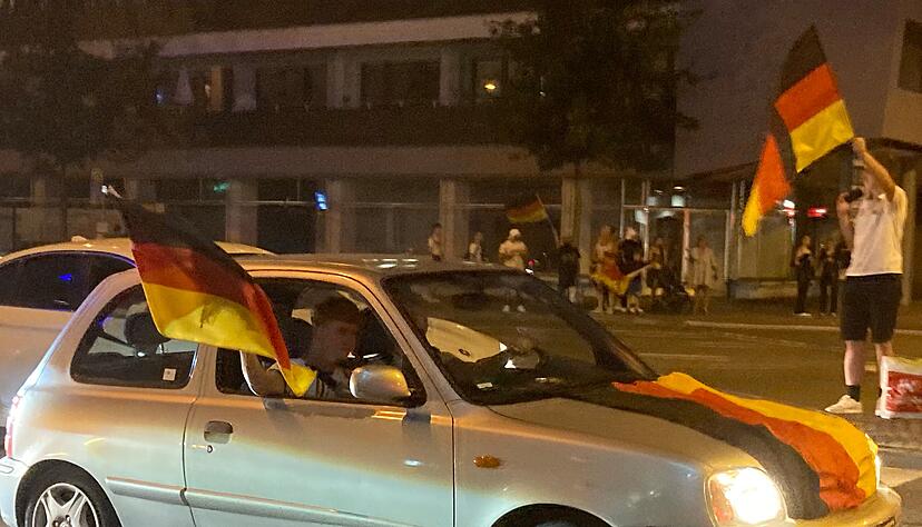 Deutschland-Flaggen überall. Beim Autokorso in Heilbronn wurde der Sieg gegen Dänemark gefeiert. Deutschland-Flaggen überall. Beim Autokorso in Heilbronn wurde der Sieg gegen Dänemark gefeiert.