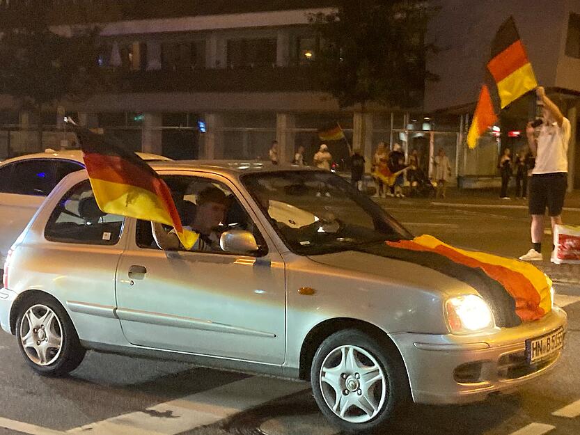 Deutschland-Flaggen überall. Beim Autokorso in Heilbronn wurde der Sieg gegen Dänemark gefeiert.