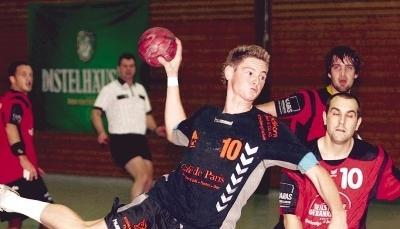 Pfedelbachs Simon Kappl wirft, Beilsteins Nils Koch (rechts) kommt zu sp&auml;t. Im Spitzenspiel der Handball-Bezirksliga unterlag der Zweite TGV beim Tabellenf&uuml;hrer in Pfedelbach in einer spannenden Partie vor 400 Zuschauer mit 24:25.Foto: Alexander Bertok