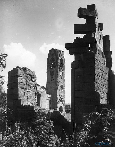 Während des 2. Weltkriegs erstmals 1941 beschädigt, 1944 zerstört und seit dem Kampf um Heilbronn 1945 endgültig nur noch ein Torso: Reste der Friedenskirche. 1947 stürzen als Folge der winterlichen Eiseskälte Mauern und Dachstock ein.