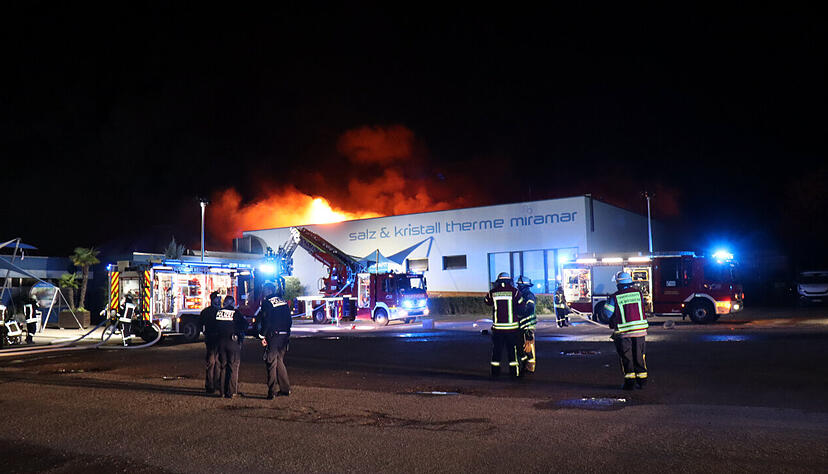 Im Erlebnisbad Miramar ist ein Großbrand ausgebrochen. Der Schaden soll sich auf mindestens 10 Millionen Euro belaufen. Im Erlebnisbad Miramar ist ein Großbrand ausgebrochen. Der Schaden soll sich auf mindestens 10 Millionen Euro belaufen.