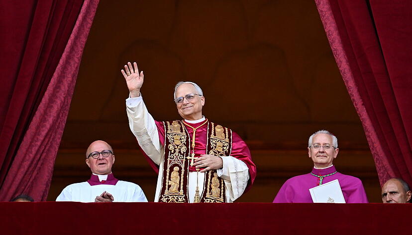 Auf dem Balkon des Petersdoms in Rom: Der aus den USA stammende Robert Francis Prevost ist neuer Papst. Auf dem Balkon des Petersdoms in Rom: Der aus den USA stammende Robert Francis Prevost ist neuer Papst.