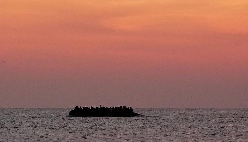 Immer wieder versuchen Menschen, auf kleinen Booten den Ärmelkanal nach Großbritannien zu überqueren. (Archivbild) Immer wieder versuchen Menschen, auf kleinen Booten den Ärmelkanal nach Großbritannien zu überqueren. (Archivbild)