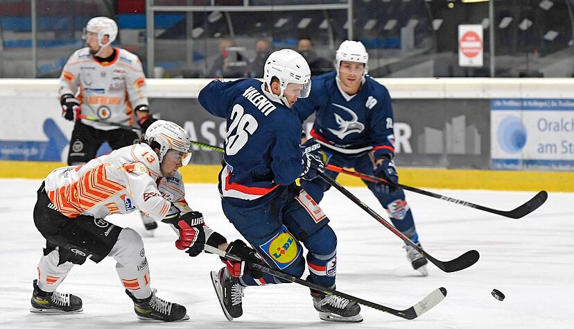 Enge Kiste: Der ESV Kaufbeuren und die Heilbronner Falken mit Yannik Valenti (vorne rechts) schenkten sich im Vorbereitungsspiel am Freitag nichts.
Foto: Mario Berger Enge Kiste: Der ESV Kaufbeuren und die Heilbronner Falken mit Yannik Valenti (vorne rechts) schenkten sich im Vorbereitungsspiel am Freitag nichts.
Foto: Mario Berger