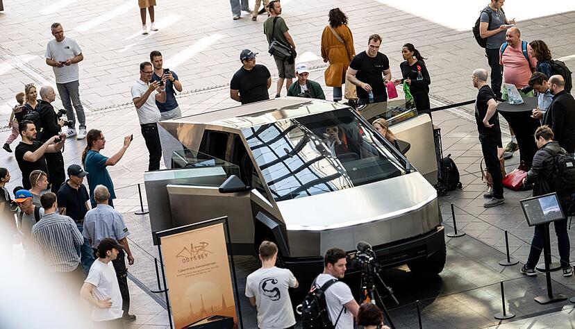 Teslas Cybertruck in der Mall of Berlin. Das Fahrzeug wird ab dieser Woche bis zum 7. Juli an über 100 Standorten in 20 Ländern zu sehen sein. Teslas Cybertruck in der Mall of Berlin. Das Fahrzeug wird ab dieser Woche bis zum 7. Juli an über 100 Standorten in 20 Ländern zu sehen sein.