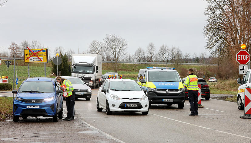 Die Polizei kontrolliert an der Stopstelle.