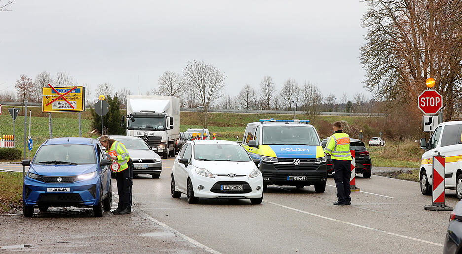 Die Polizei kontrolliert an der Stopstelle.